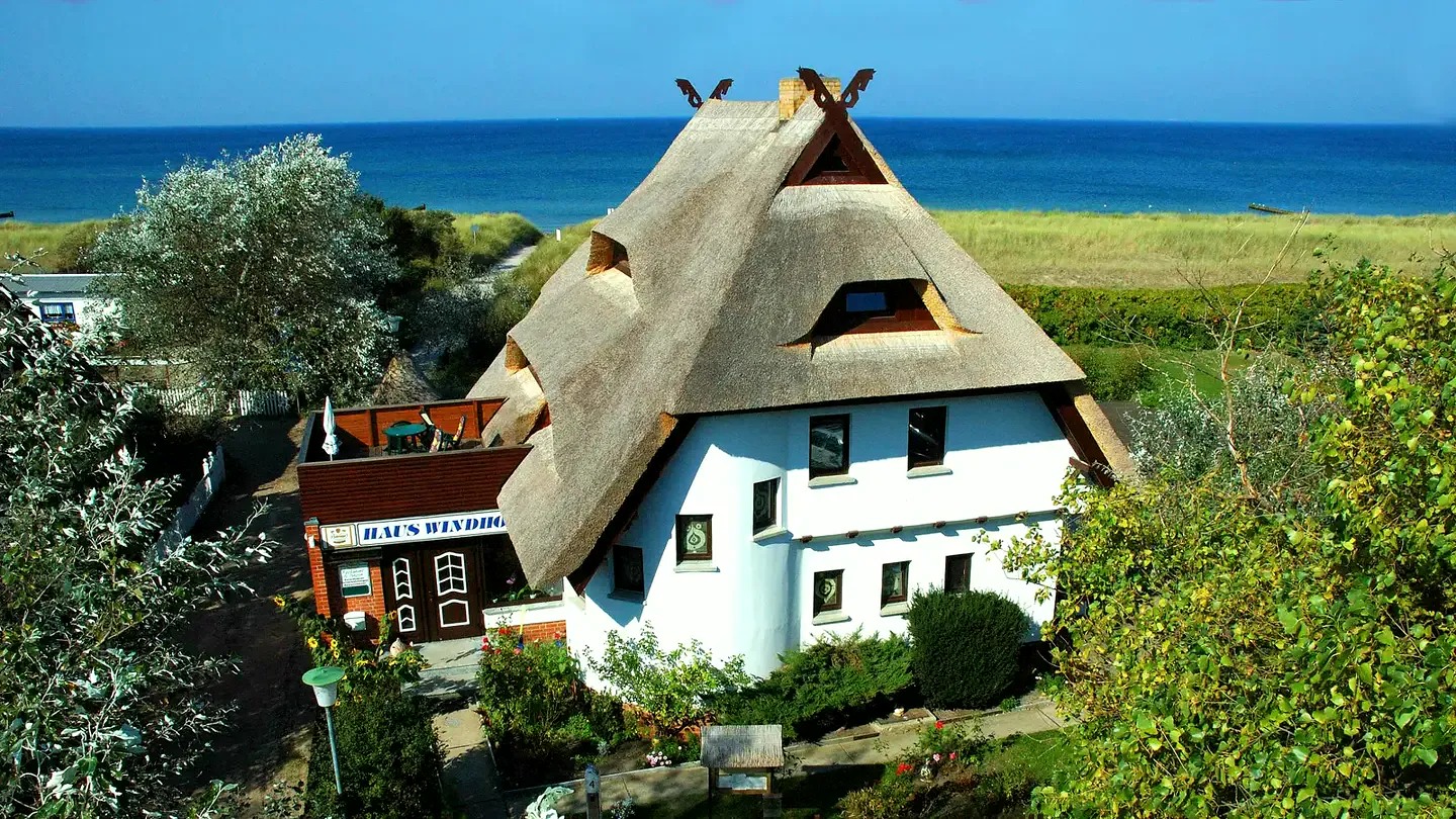 Luftaufnahme: Haus Windhook – das Reetdachhaus hinter den Dünen am Ostseestrand von Dierhagen